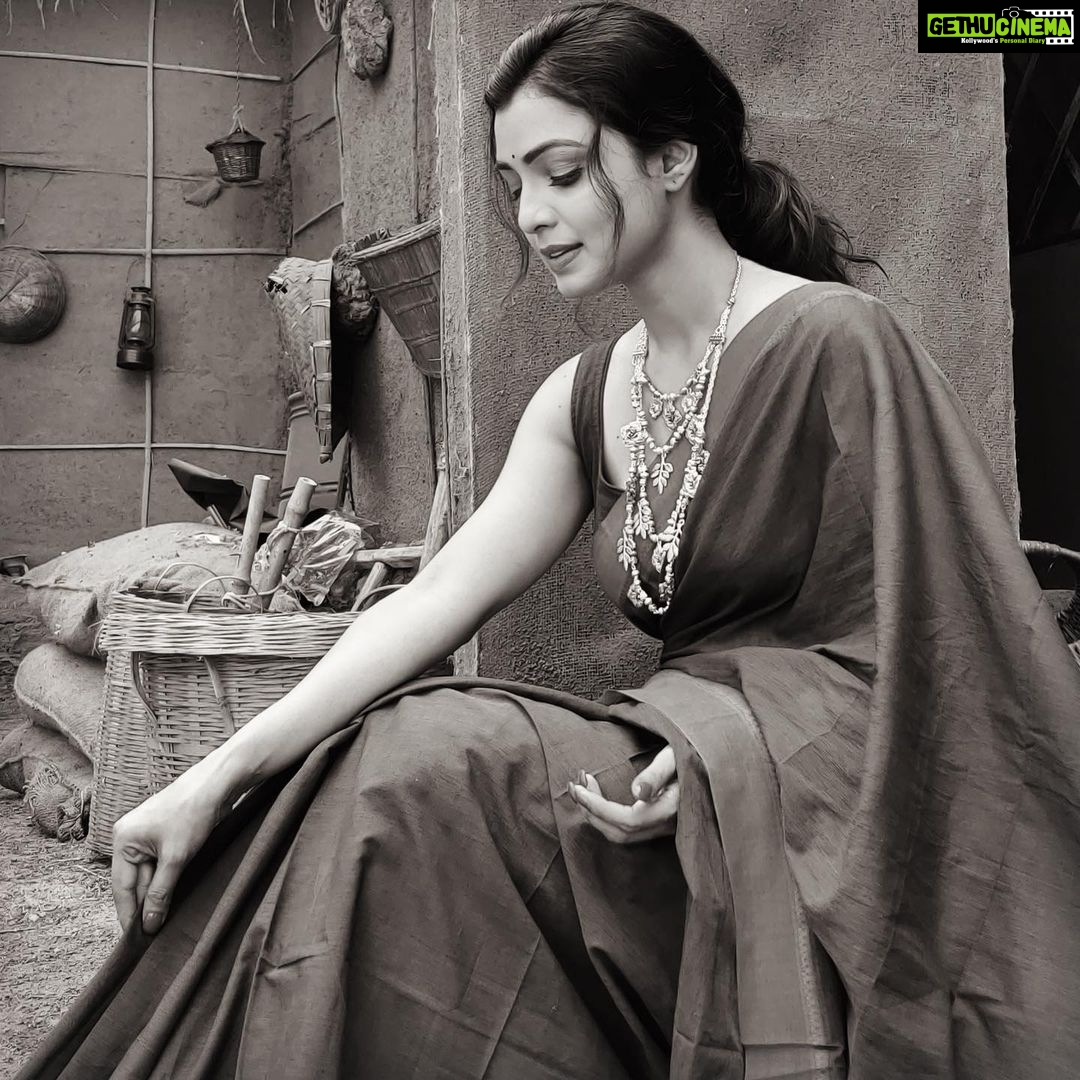 Mayuri Deshmukh Instagram - 🧡Inthandham Dhaari Mallindha Bhoomi Paike Cherukunnadha Lekunte Chekki Untara Acchu Neela Shilpa Sampada Jagattu shoodani Mahatthu Needhele Nee Navvu Take Tarinche Tapassila🧡