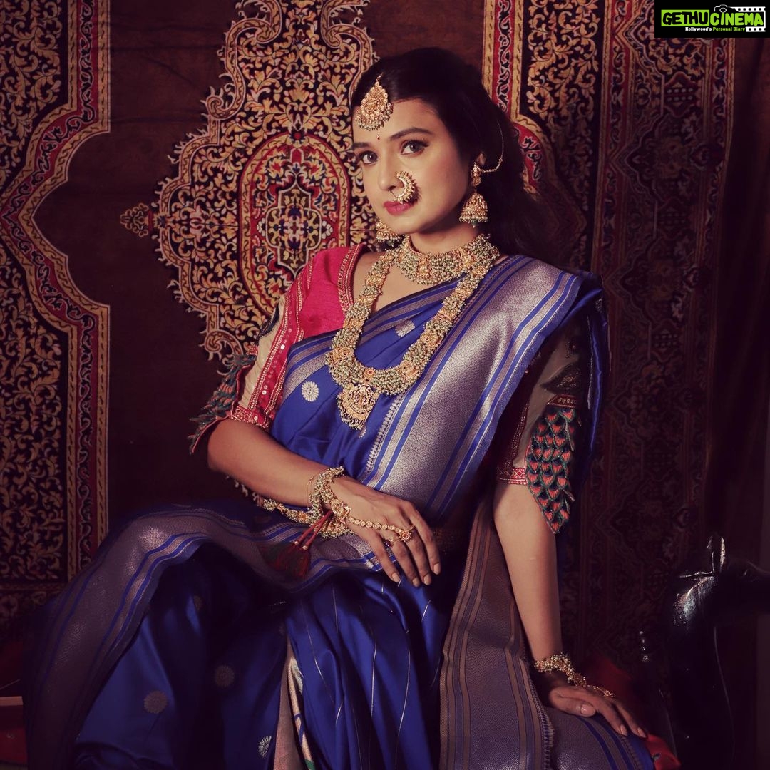 Mayuri Deshmukh Instagram - दसऱ्याच्या हार्दिक शुभेच्छा..🌸🌸🌸 Makeup & Hair:- @glamupbytamanna Photography:- @kunal_mohite_photography Styling:- @style_by_pradnyaaaaa_ Outfit:- @navinyas_handloom Drapping:- @hair_mua_by_rewati Jewellery @pramaanj