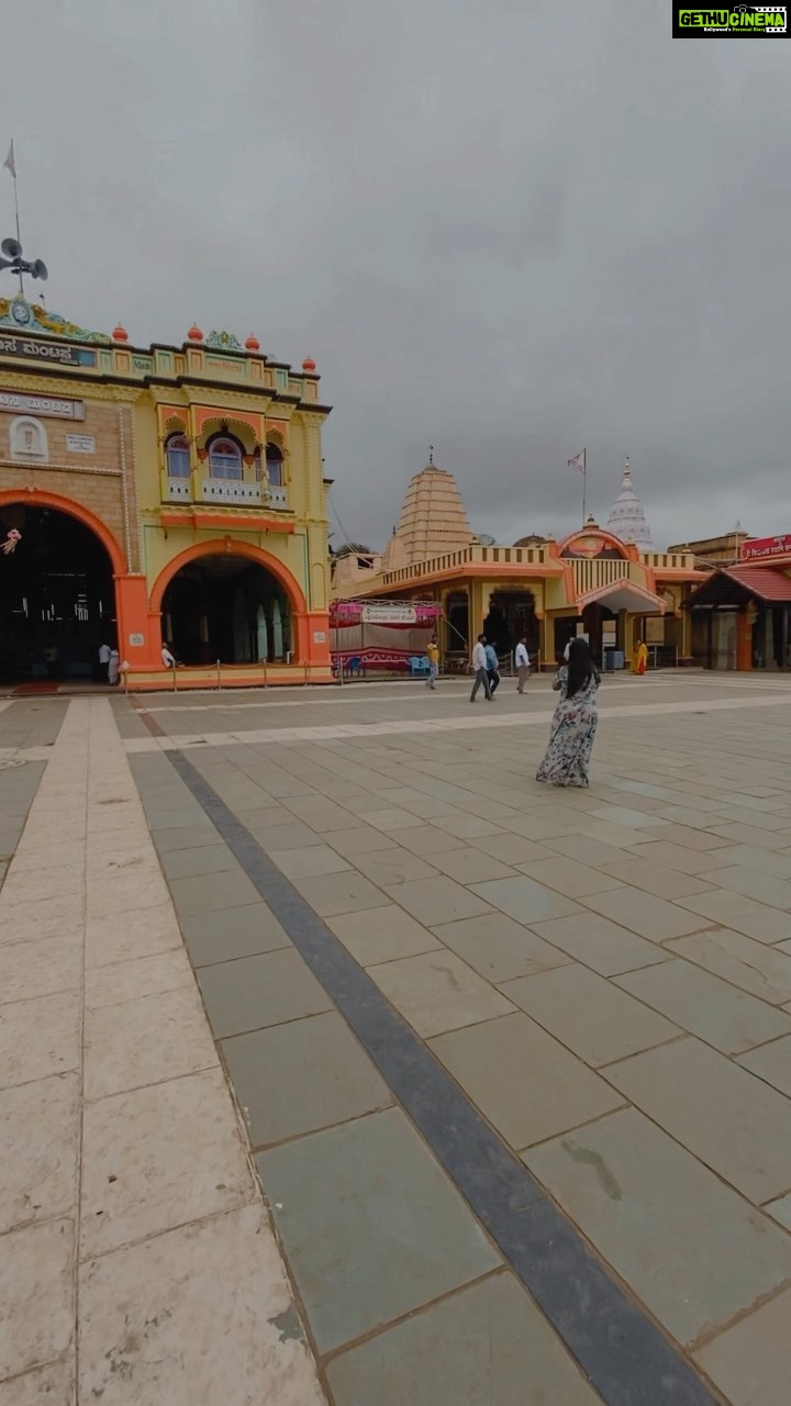 Mayuri Kyatari Instagram - ಸಿದ್ಧಾರೂಢ🙏🏻 ನಮ್ಮ ಊರು ರಿ❤️ Siddharoodh Math, Hubli
