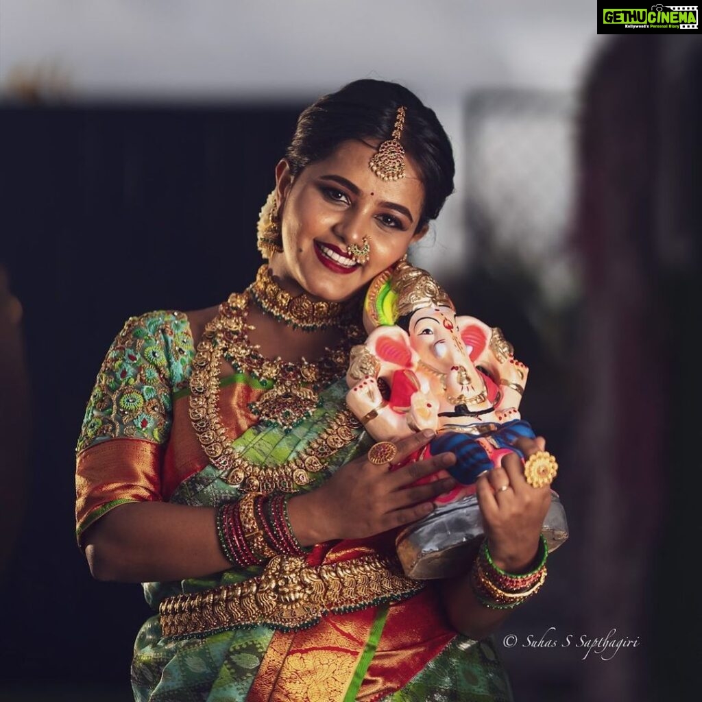Mayuri Kyatari Instagram - 😊 Makeup @aadhyaraajmakeupartist1 Photography @suhas_sapthagiri Jewellery @kiran_bridal_jewellery Assisted by @art.istrybysamantha Hairstyle @umasanthoshmakeuphairartist Location @divine.bridal.studio