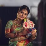 Mayuri Kyatari Instagram - 😊 Makeup @aadhyaraajmakeupartist1 Photography @suhas_sapthagiri Jewellery @kiran_bridal_jewellery Assisted by @art.istrybysamantha Hairstyle @umasanthoshmakeuphairartist Location @divine.bridal.studio
