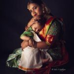 Mayuri Kyatari Instagram - Nan Ganesha❤️ @starboii_1111 Makeup @aadhyaraajmakeupartist1 Photography @suhas_sapthagiri Jewellery @kiran_bridal_jewellery Assisted by @art.istrybysamantha Hairstyle @umasanthoshmakeuphairartist Location @divine.bridal.studio #festival #feelinggood #instagood #motherson #southindianjewellery #banarasisaree #mayurikyatari