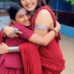Mayuri Kyatari Instagram - ಮಕ್ಕಳ ಜೊತೆ ಮಕ್ಕಳಾಗುವ ನಮ್ಮ @mayurikyatari ಅಕ್ಕ 😘😘 ನೀವು ಇಲ್ಲದ ಇವತ್ತು ಶೂಟಿಂಗ್ ತುಂಬಾ ಬೇಜಾರು ಅನಿಸ್ತಿತ್ತು miss you so much ಮಯೂರಿ ಅಕ್ಕ love you so much ❤️❤️ ಮಳೆಬಿಲ್ಲ ಮೇಲೆ ಇಳಿಜಾರೊ ಬಾಲೆ ರತಿದೇವಿ ಸೌಂದರ್ಯ ಸವತಿ ನೀ ಕವಿತೆ ನೀ ಕಾವ್ಯ ಸ್ಪೂರ್ತಿ ನೀ #foryou #foryoupage #trendingsongs #mayuri #kannadafilmindustry #babygreeshma_ #reelsinstagram #instagramreels #explorereels #exploreinstagram #follow #support #like #love #bless #instagood #instagram #loveyou #goodevening #thursday