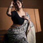 Mayuri Kyatari Instagram - Sleek and stylish, adorned in her striking black printed cotton saree commands the attention for all the official wears , a perfect blend for office , casual in modern fashion . Beautifully posed and completely justice done for the attire by @mayurikyatari , extremely talented and beautiful artist Complimenting with tasteful jewels by @beadedtreasuresjewelry Magical makeover by @makeoverby__ashagowda Best clicks by @dimaphotographystudio #instagram #instagood #photography#picture #pic #photoshoot #mayuri #formalwear #formaldress Jayanagar 3rd Block