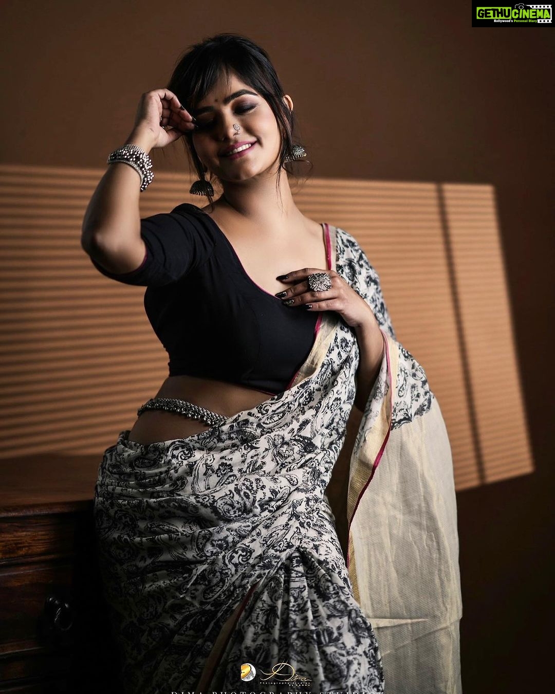 Mayuri Kyatari Instagram - Sleek and stylish, adorned in her striking black printed cotton saree commands the attention for all the official wears , a perfect blend for office , casual in modern fashion . Beautifully posed and completely justice done for the attire by @mayurikyatari , extremely talented and beautiful artist Complimenting with tasteful jewels by @beadedtreasuresjewelry Magical makeover by @makeoverby__ashagowda Best clicks by @dimaphotographystudio #instagram #instagood #photography#picture #pic #photoshoot #mayuri #formalwear #formaldress Jayanagar 3rd Block