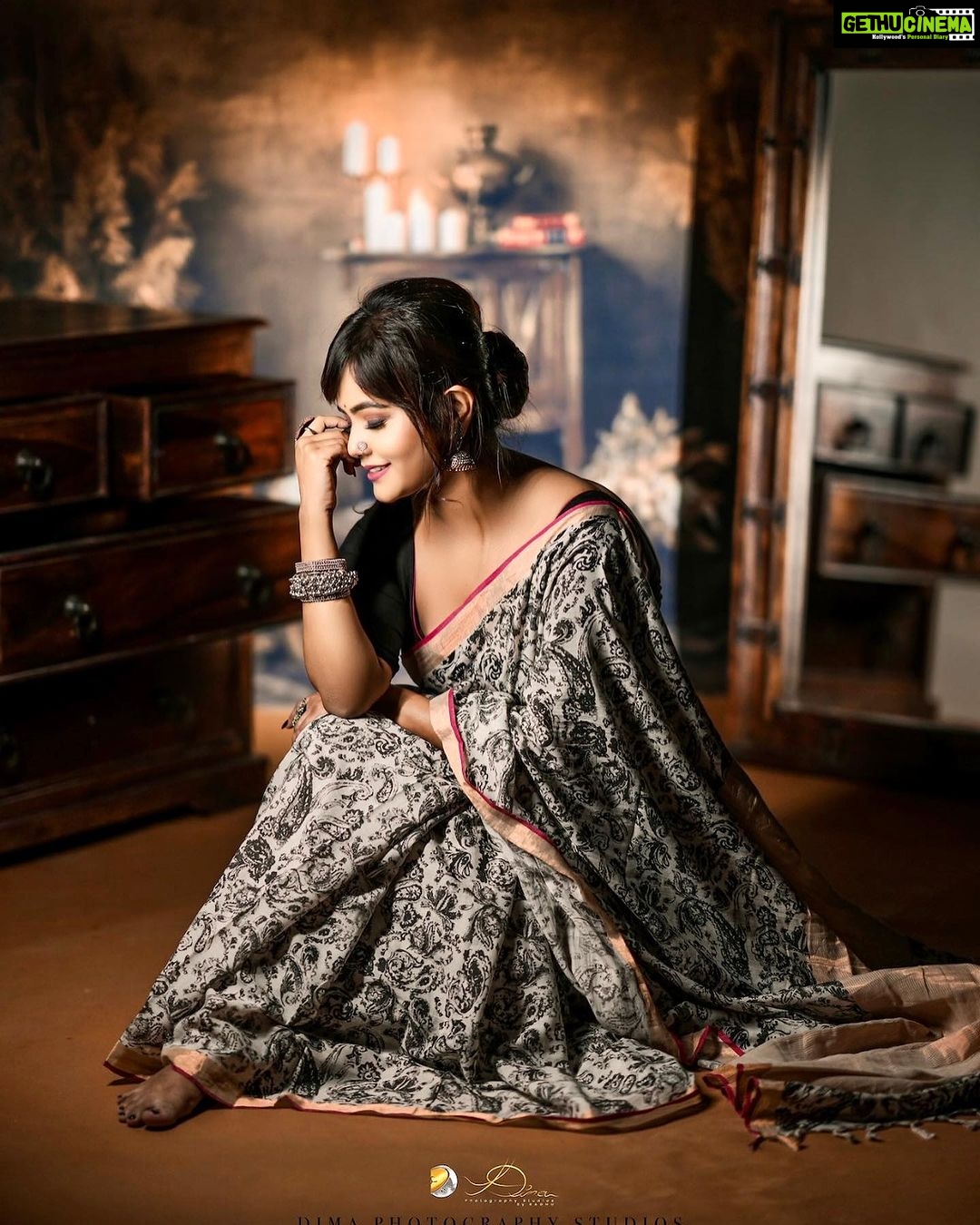 Mayuri Kyatari Instagram - Sleek and stylish, adorned in her striking black printed cotton saree commands the attention for all the official wears , a perfect blend for office , casual in modern fashion . Beautifully posed and completely justice done for the attire by @mayurikyatari , extremely talented and beautiful artist Complimenting with tasteful jewels by @beadedtreasuresjewelry Magical makeover by @makeoverby__ashagowda Best clicks by @dimaphotographystudio #instagram #instagood #photography#picture #pic #photoshoot #mayuri #formalwear #formaldress Jayanagar 3rd Block