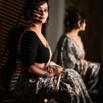 Mayuri Kyatari Instagram - Sleek and stylish, adorned in her striking black printed cotton saree commands the attention for all the official wears , a perfect blend for office , casual in modern fashion . Beautifully posed and completely justice done for the attire by @mayurikyatari , extremely talented and beautiful artist Complimenting with tasteful jewels by @beadedtreasuresjewelry Magical makeover by @makeoverby__ashagowda Best clicks by @dimaphotographystudio #instagram #instagood #photography#picture #pic #photoshoot #mayuri #formalwear #formaldress Jayanagar 3rd Block