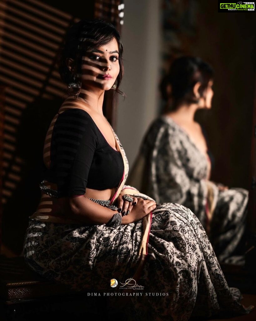 Mayuri Kyatari Instagram - Sleek and stylish, adorned in her striking black printed cotton saree commands the attention for all the official wears , a perfect blend for office , casual in modern fashion . Beautifully posed and completely justice done for the attire by @mayurikyatari , extremely talented and beautiful artist Complimenting with tasteful jewels by @beadedtreasuresjewelry Magical makeover by @makeoverby__ashagowda Best clicks by @dimaphotographystudio #instagram #instagood #photography#picture #pic #photoshoot #mayuri #formalwear #formaldress Jayanagar 3rd Block