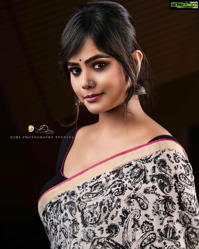 Mayuri Kyatari Instagram - Sleek and stylish, adorned in her striking black printed cotton saree commands the attention for all the official wears , a perfect blend for office , casual in modern fashion . Beautifully posed and completely justice done for the attire by @mayurikyatari , extremely talented and beautiful artist Complimenting with tasteful jewels by @beadedtreasuresjewelry Magical makeover by @makeoverby__ashagowda Best clicks by @dimaphotographystudio #instagram #instagood #photography#picture #pic #photoshoot #mayuri #formalwear #formaldress Jayanagar 3rd Block