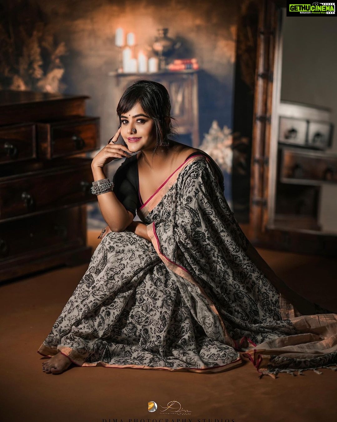 Mayuri Kyatari Instagram - Sleek and stylish, adorned in her striking black printed cotton saree commands the attention for all the official wears , a perfect blend for office , casual in modern fashion . Beautifully posed and completely justice done for the attire by @mayurikyatari , extremely talented and beautiful artist Complimenting with tasteful jewels by @beadedtreasuresjewelry Magical makeover by @makeoverby__ashagowda Best clicks by @dimaphotographystudio #instagram #instagood #photography#picture #pic #photoshoot #mayuri #formalwear #formaldress Jayanagar 3rd Block