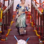 Mayuri Kyatari Instagram - ಬೆಳಗುತ್ತಿರುವ ಸೂರ್ಯ ನಿಮ್ಮ ಬಾಳಲ್ಲಿ ಸಂತೋಷ, ಸಮೃದ್ಧಿ, ಸುಖ-ಶಾಂತಿಯನ್ನು ಕರುಣಿಸಲಿ. ಉದಯರವಿಯ ಬೆಳಕಿನ ಚಿಲುಮೆಯಂತೆ ನಿಮ್ಮ ಬಾಳು ಸಮೃದ್ಧಿಸಲಿ. ಸುಗ್ಗಿ ಮಕರ ಸಂಕ್ರಾಂತಿಯ ಶುಭಾಶಯಗಳು Makeup and concept by @makeup_by_bhavyagowda Astist by @makeup_by_sandhya_____ In inframe @mayurikyatari Coustume @classy_renthouse Jewels @ganapathi_jewellers Video @in__photofactory @basu_05 Hair @hair_artist_ramyagowda #makarashankranthi #shankrafestival #suggihabba #habba #mayurikyatari #kannadasongs #ravichandransongs #shankrathi2023 #shankrathimakeup #festival #festivewear #makeupbybhavyagowda #concept #recreation #recreationofkannadasong #kannadaactress #ashwininakshatra #colourkannada #superhitkannadasong #hallimeshtru #makeuptutorial #makeuptransformation