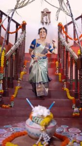 Mayuri Kyatari Instagram - ಬೆಳಗುತ್ತಿರುವ ಸೂರ್ಯ ನಿಮ್ಮ ಬಾಳಲ್ಲಿ ಸಂತೋಷ, ಸಮೃದ್ಧಿ, ಸುಖ-ಶಾಂತಿಯನ್ನು ಕರುಣಿಸಲಿ. ಉದಯರವಿಯ ಬೆಳಕಿನ ಚಿಲುಮೆಯಂತೆ ನಿಮ್ಮ ಬಾಳು ಸಮೃದ್ಧಿಸಲಿ.
ಸುಗ್ಗಿ ಮಕರ ಸಂಕ್ರಾಂತಿಯ ಶುಭಾಶಯಗಳು
 
Makeup and concept by @makeup_by_bhavyagowda 
Astist by @makeup_by_sandhya_____ 

In inframe @mayurikyatari 
Coustume @classy_renthouse 
Jewels @ganapathi_jewellers 
Video @in__photofactory 
@basu_05 
Hair @hair_artist_ramyagowda

#makarashankranthi #shankrafestival #suggihabba #habba #mayurikyatari #kannadasongs #ravichandransongs #shankrathi2023 #shankrathimakeup #festival #festivewear #makeupbybhavyagowda #concept #recreation #recreationofkannadasong #kannadaactress #ashwininakshatra #colourkannada #superhitkannadasong #hallimeshtru #makeuptutorial #makeuptransformation