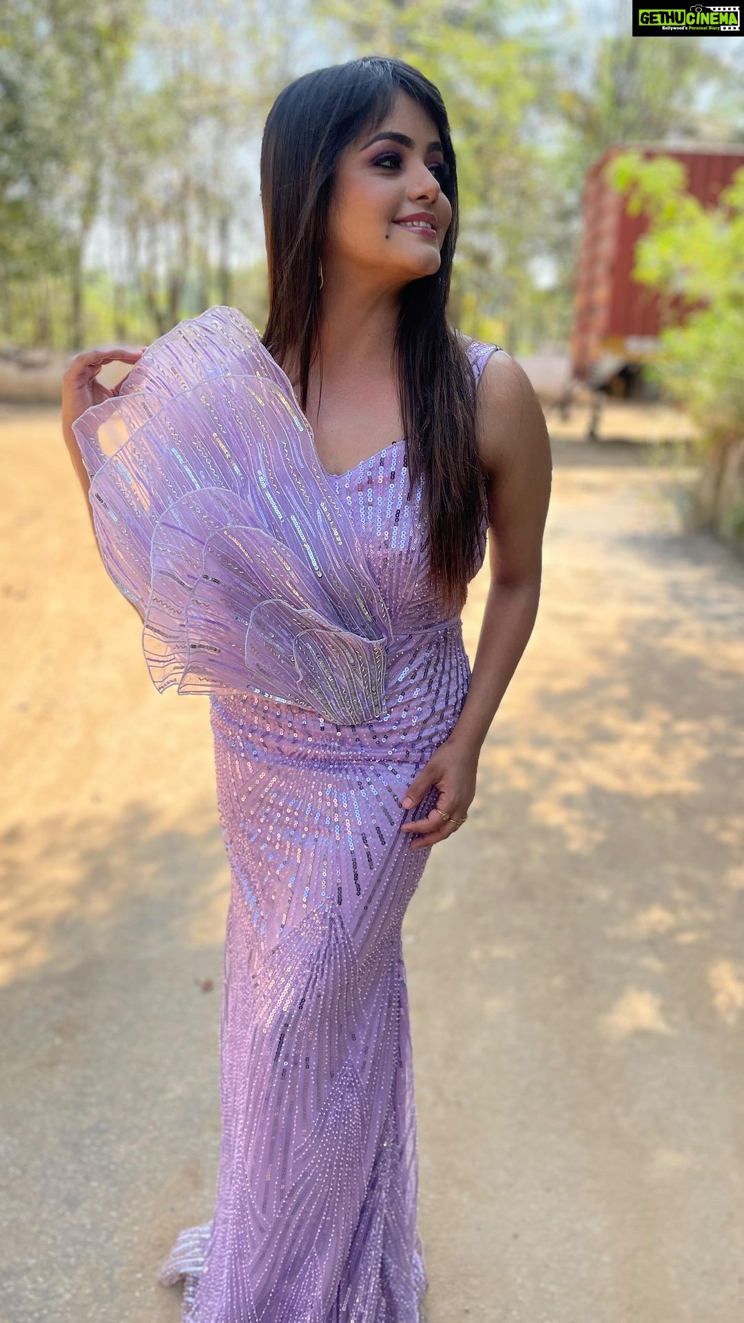 Mayuri Kyatari Instagram - This is my moment I just feel so alive.π€©π€© π @makeupbypavithrakalmath ππ»ββοΈ @makeupbychaithrasanthosh π @lavish_rang Styling @vj_lavanya #instagood #instagram #dailypost #fashion #fashionstyle #creattoshine #lvender #westrewear #mayuri #lavish_rang