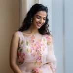 Meenakshi Chaudhary Instagram – Last set from this pretty look 🥰✨

Styled by – @riechamallick
Outfit by – @picchika
Jewellery by – @parishrijewellery
Shot by – @im_benmoses 
Hair by- @chinnisrinu_stylist
Make up by- @chadarasapallivamsikrishna