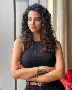 Meenakshi Chaudhary Instagram - Sleep deprived 🥲 but smiling through it all 🤓 @chinnisrinu_stylist @chadarasapallivamsikrishna