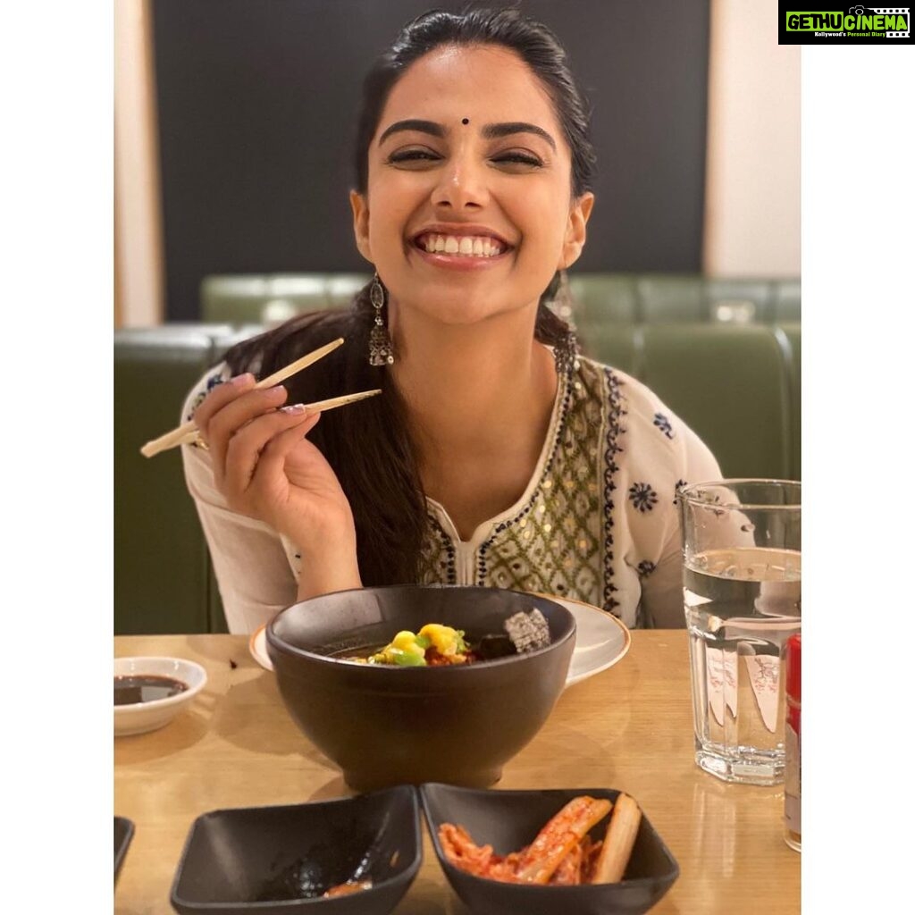 Meenakshi Chaudhary Instagram - In for some food mood 🌮🍔🥗🍟 #foodaesthetic