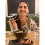 Meenakshi Chaudhary Instagram – In for some food mood 🌮🍔🥗🍟
#foodaesthetic