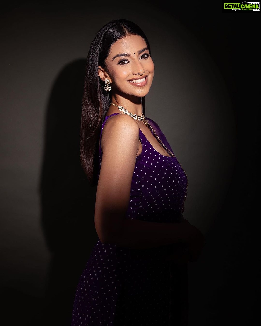 Meenakshi Chaudhary Instagram - πππ¦ Makeup : @snehamnj Hair : @hair_by_naemat Photographer : @lakshmijagan Assistant : @noormakeup_mehndi Styling : @riechamallick Outfit by : @anjanabohra_official Jewellery : @karnikajewelshyd