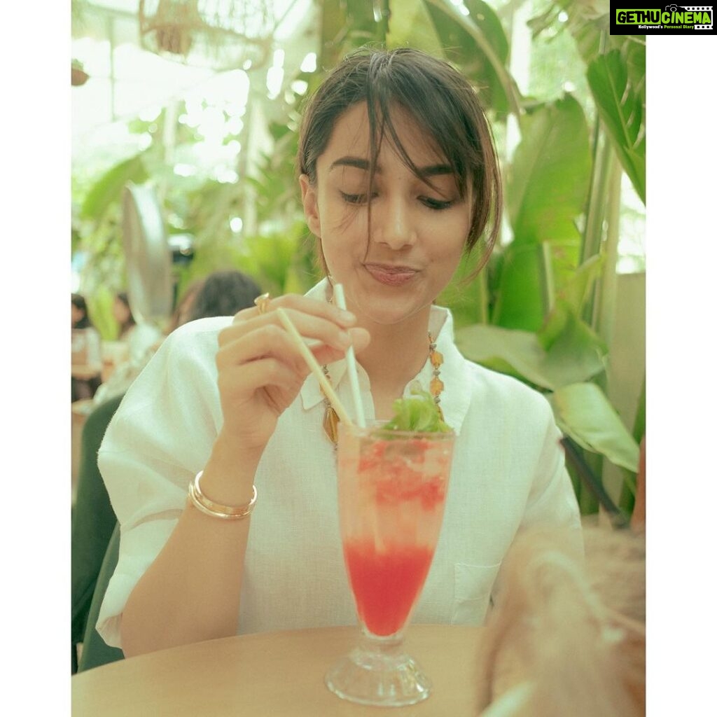 Meenakshi Chaudhary Instagram - In for some food mood 🌮🍔🥗🍟 #foodaesthetic