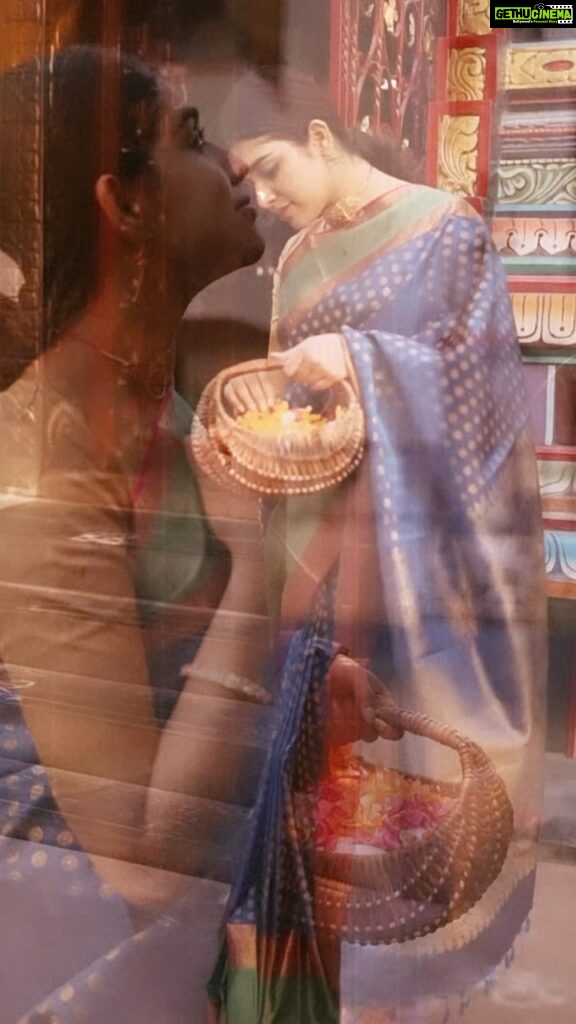 Meenakshi Govindarajan Instagram - A Kanjivaram saree always adds more divinity to a temple visit! Loved draping Aaranya’s @aaranyasilks zari work!❤️ Check out Aaranya’s collection at www.aaranyashop.com. Videography @poo.stories 🫶🏻