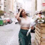 Meenakshi Govindarajan Instagram - Me, flowers and breeze 🌸 @madushamakeup @anandstudiosfr