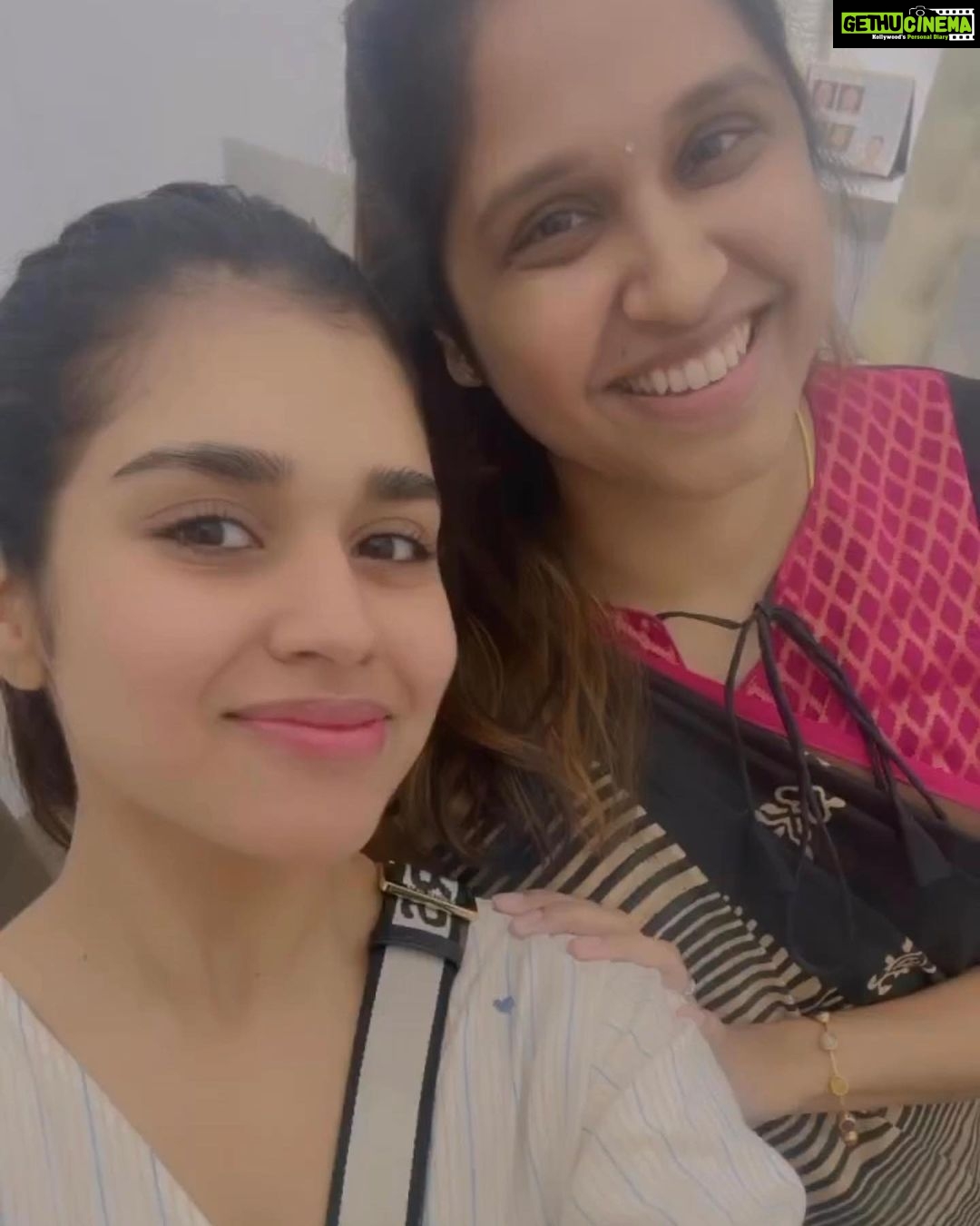 Meenakshi Govindarajan Instagram - There is no one else I would trust with my skin 🫶🏻 @drmonishaaravind @armoraa_skinsolutions