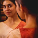 Meenakshi Govindarajan Instagram - The gorgeous @meenakshigovindharajan_ visited our newly opened Kancheepuram Varamahalakshmi Silks store in Chennai's Anna Nagar and chose two subtly beautiful sarees for herself from our exquisite collection! Meenakshi's first pick is a deep purple and green-shaded Kanchipattu saree with big floral motifs on its body and a border of intricate Zari work. Her second pick is a pretty baby pink-shaded Kanchipattu saree with eccentric golden Zari work all over the body, while the saree's border has a self-design. You can also choose from a plethora of opulent weaves from our grandly opened Anna Nagar store. Visit today and buy your favourites! Agency: @streamline_chennai #KancheepuramVaramahalakshmiSilks #VaramahalakshmiSilks #Varamahalakshmi #AnnaNagar #Chennai #AnnaNagarstore #VMLChennai #VMLAnnaNagar #kanchipattu #kanchipattusarees #weaves #sarees #sareelove #drapes #sareesofinstagram #sareehouse #sareecollection #influencercollab #collab #collaboration #sareefashion #KanchiVMLSilks