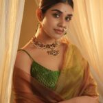 Meenakshi Govindarajan Instagram - Happy Diwali 🪔 For @sukra_jewellery Photographed by @anitakamaraj Styled by @beingroofa Make up by @anupama.krishnamachari Hair by @saisubha_hairstylist Gaffed by @vasanth.saravanan Location @studiojumbos