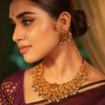 Meenakshi Govindarajan Instagram - For @sukra_jewellery Photographed by @anitakamaraj Styled by @beingroofa Make up by @anupama.krishnamachari Hair by @saisubha_hairstylist Gaffed by @vasanth.saravanan Location @studiojumbos