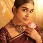 Meenakshi Govindarajan Instagram - For @sukra_jewellery Photographed by @anitakamaraj Styled by @beingroofa Make up by @anupama.krishnamachari Hair by @saisubha_hairstylist Gaffed by @vasanth.saravanan Location @studiojumbos