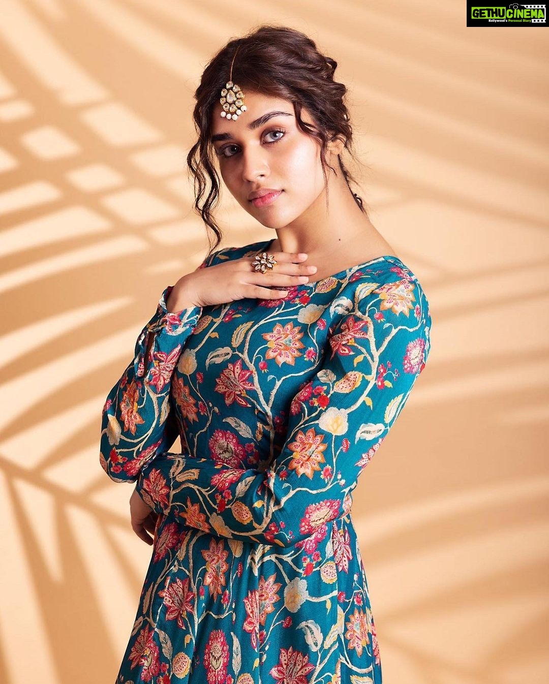 Meenakshi Govindarajan Instagram - Outfit : @tamarachennai Photography : @lakshmiijagan Hairstylist : @jamunadevraj