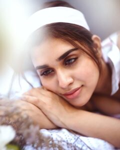 Meenakshi Govindarajan Instagram - @labelswarupa @poo.stories 🌸