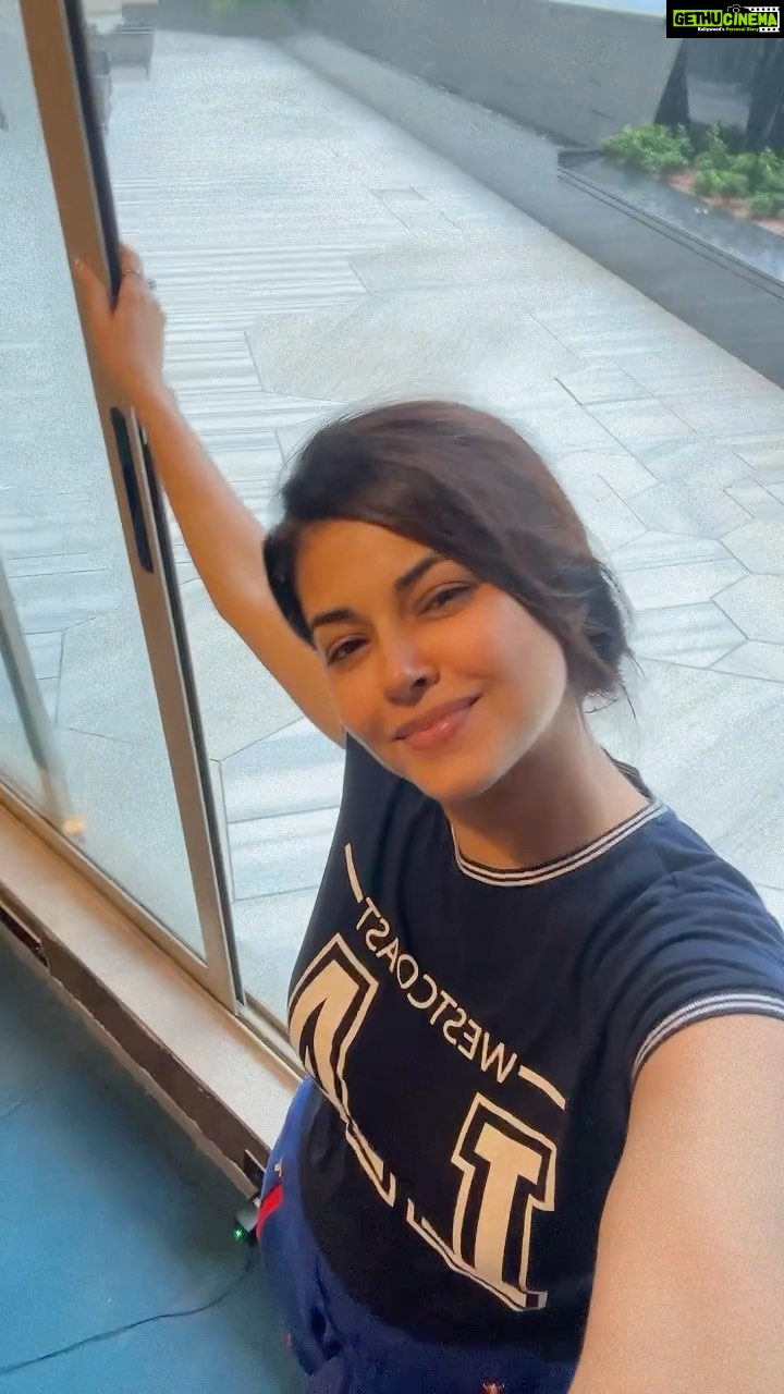 Meera Chopra Instagram - Gymming in this sexy weather. Dil aur dimag ki takkar 🙈