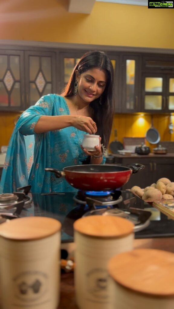 Megha Chakraborty Instagram - From the rich fields of nature to my kitchen, this golden elixir adds a burst of flavor and authenticity to my Posta Dana sabzi..My kitchen show-stopper @hamdardfoods Mustard oil is perfect for sautéing, frying & every day cooking, rich in Vitamin A & D. Order Now! Big Basket | Blinkit | Amazon | Flipkart #Hamdard #KachGhaniMustardOil #Healthy #CholesterolFree #MustardOilDish #Cooking #Sudhhata #Flavour #SarsoOil #Mustardbestpickleoil #kalkatarecipe #easyrecipes #quickrecipes #kostadana #kalkatafood #foodrecipes #recipereels