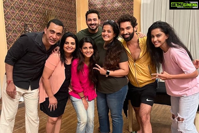 Megha Chakraborty Instagram - Thank you my Imlie Family 💜 for always being there .. it has been a great journey 🥳 I will miss you and all the fun we had..wish you all a beautiful life ahead🤗 I will miss you sir @shrivastav_ashish @itskaranvohra @iseeratkapoor @chaitrali_lokesh_gupte @hetalyadav13 @actress_anuradha @saumyasaraswatt @hemantthatte @sweetupanjwaniofficial @jeet.anactor @vrihikodvara.official @bobbyparvez @jyotigauba @_jamesghadge @gulenaghmakhan @karishmajain92 #imlie #starplus #meghachakraborty #family #happy