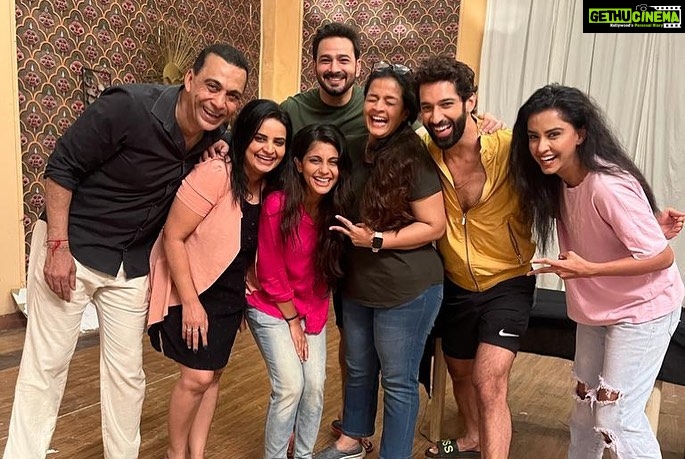 Megha Chakraborty Instagram - Thank you my Imlie Family 💜 for always being there .. it has been a great journey 🥳 I will miss you and all the fun we had..wish you all a beautiful life ahead🤗 I will miss you sir @shrivastav_ashish @itskaranvohra @iseeratkapoor @chaitrali_lokesh_gupte @hetalyadav13 @actress_anuradha @saumyasaraswatt @hemantthatte @sweetupanjwaniofficial @jeet.anactor @vrihikodvara.official @bobbyparvez @jyotigauba @_jamesghadge @gulenaghmakhan @karishmajain92 #imlie #starplus #meghachakraborty #family #happy