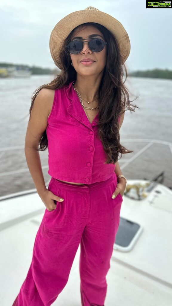 Megha Chakraborty Instagram - Shining 🌻 Had a beautiful experience with @boatbookingindia Thanks for the hospitality 🙏🏻 Video: @sahilphull #meghachakraborty #goa #boat #sea #travel #trip #love #pink #dance #cool
