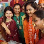 Megha Dhade Instagram - जिथे परंपरा तिकडे एम बी अष्टेकर ज्वेलर्स हे असतातच. अनंत चतुर्दशी निमित्त या सोहळ्याचे काही खास क्षण टिपले आहेत खास तुमच्यासाठी धन्यवाद! 🙏गणपती बाप्पा मोरया🙏 प्रमुख उपस्थिती श्रीमती प्रियाताई बेर्डे , सरचिटणीस सुरेखाताई कुडची, मेघा धाडे आणि  मेघा घाडगे एम.बी. अष्टेकर ज्वेलर्स सन १९५५ पासून Branches - Sonya Maruti Chowk | Wagholi | Hadapsar | Shikrapur #visrjansohala #dagdushethganpati #puneganpati #marathicelebs #punekar #mbashtekarjwellers #sonyamarutichowk #WagholiPune #Shikrapur