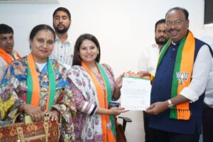 Megha Dhade Instagram - 🙏🏻, आज माझी भारतीय जनता पार्टीचे महाराष्ट्र प्रदेशाध्यक्ष मा चंद्रशेखरजी बावनकुळे, प्रदेश महामंत्री माननीय विजयजी चौधरी, माझी लाडकी सांस्कृतिक प्रकोष्ठची महाराष्ट्र प्रदेशाध्यक्ष मा प्रियाताई बेर्डे यांच्या उपस्थितीत माझी महाराष्ट्र प्रदेश सहसंयोजक पदी नियुक्ती करण्यात आली. तसेच माझ्याबरोबर अनेक कलाकारांचे पक्षप्रवेश करण्यात आले.मला प्रिया ताईनी जी जबाबदारी दिली आहे ती जबाबदारी मी व्यवस्थित पार पाडून अनेक कलाकारांना पक्षाशी जोडून जोमाने काम करीन हा जो विश्वास दाखवला त्याबद्दल सर्व मान्यवरांचे आभार.... @prreeyaberde @BerdePrreeya @ckbawankule Bawankule @sudhir.mungantiwar @devendra_fadnavis @bjp4maharashtra #chandrashekarbawankhule @bjpmahararashtra #SudhirMungantiwar #DevendraFadnavis #PrashantThakur
