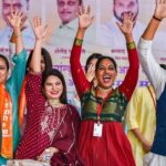 Megha Dhade Instagram - 🙏काल भाजप सांस्कृतिक प्रकोष्ट व राष्ट्रवादी काँग्रेस सांस्कृतिक विभाग यांच्या संयुक्त विद्यमानाने लक्ष्मी रोड पुणे येथे गणपती विसर्जन मिरवणुकींसाठी तसेच मानाच्या गणपतीच्या विसर्जन मिरवणूक स्वागतासाठी स्वागत कक्ष उभारण्यात आला होता , तेथे आमच्या भारतीय जनता पार्टीच्या सांस्कृतिक प्रकोष्ट महाराष्ट्र प्रदेश अध्यक्षा माननीय श्रीमती प्रियाताई बेर्डे , सरचिटणीस सुरेखाताई कुडची व शंतनु गंगणे , धनंजय वठारकर, कलावंत गौरी वनारसे व पदाधिकारी ,तसेच राष्ट्रवादी काँग्रेस सांस्कृतिक आघाडीच्या मेघा ताई घाडगे , मंगेश मोरे व अमर दादा गवळी यांची उपस्थिती होती . माजी भाजप महाराष्ट्र प्रदेशाध्यक्ष व पुण्याचे पालकमंत्री आपल्या सगळ्यांचे लाडके श्री चंद्रकांत दादा पाटील यांची देखील विशेष उपस्थिती येथे होती. या सोहळ्याचे काही खास क्षण टिपले आहेत खास तुमच्यासाठी धन्यवाद 🙏 गणपती बाप्पा मोरया 🌺 जय श्रीराम 🚩 वंदे मातरम🙏🇮🇳 @bjp4maharashtra @bjp4india @ckbawankule @chdadapatil @sudhir.mungantiwar @prreeyaberde @surekha_kudachi @shantanugangane @meghaghadge_official @amaargavali