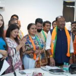 Megha Dhade Instagram - 🙏🏻, आज माझी भारतीय जनता पार्टीचे महाराष्ट्र प्रदेशाध्यक्ष मा चंद्रशेखरजी बावनकुळे, प्रदेश महामंत्री माननीय विजयजी चौधरी, माझी लाडकी सांस्कृतिक प्रकोष्ठची महाराष्ट्र प्रदेशाध्यक्ष मा प्रियाताई बेर्डे यांच्या उपस्थितीत माझी महाराष्ट्र प्रदेश सहसंयोजक पदी नियुक्ती करण्यात आली. तसेच माझ्याबरोबर अनेक कलाकारांचे पक्षप्रवेश करण्यात आले.मला प्रिया ताईनी जी जबाबदारी दिली आहे ती जबाबदारी मी व्यवस्थित पार पाडून अनेक कलाकारांना पक्षाशी जोडून जोमाने काम करीन हा जो विश्वास दाखवला त्याबद्दल सर्व मान्यवरांचे आभार.... @prreeyaberde @BerdePrreeya @ckbawankule Bawankule @sudhir.mungantiwar @devendra_fadnavis @bjp4maharashtra #chandrashekarbawankhule @bjpmahararashtra #SudhirMungantiwar #DevendraFadnavis #PrashantThakur