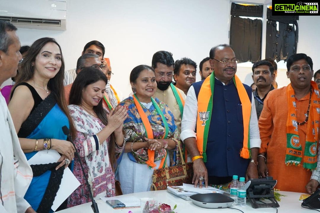 Megha Dhade Instagram - ЁЯЩПЁЯП╗, рдЖрдЬ рдорд╛рдЭреА рднрд╛рд░рддреАрдп рдЬрдирддрд╛ рдкрд╛рд░реНрдЯреАрдЪреЗ рдорд╣рд╛рд░рд╛рд╖реНрдЯреНрд░ рдкреНрд░рджреЗрд╢рд╛рдзреНрдпрдХреНрд╖ рдорд╛ рдЪрдВрджреНрд░рд╢реЗрдЦрд░рдЬреА рдмрд╛рд╡рдирдХреБрд│реЗ, рдкреНрд░рджреЗрд╢ рдорд╣рд╛рдордВрддреНрд░реА рдорд╛рдирдиреАрдп рд╡рд┐рдЬрдпрдЬреА рдЪреМрдзрд░реА, рдорд╛рдЭреА рд▓рд╛рдбрдХреА рд╕рд╛рдВрд╕реНрдХреГрддрд┐рдХ рдкреНрд░рдХреЛрд╖реНрдардЪреА рдорд╣рд╛рд░рд╛рд╖реНрдЯреНрд░ рдкреНрд░рджреЗрд╢рд╛рдзреНрдпрдХреНрд╖ рдорд╛ рдкреНрд░рд┐рдпрд╛рддрд╛рдИ рдмреЗрд░реНрдбреЗ рдпрд╛рдВрдЪреНрдпрд╛ рдЙрдкрд╕реНрдерд┐рддреАрдд рдорд╛рдЭреА рдорд╣рд╛рд░рд╛рд╖реНрдЯреНрд░ рдкреНрд░рджреЗрд╢ рд╕рд╣рд╕рдВрдпреЛрдЬрдХ рдкрджреА рдирд┐рдпреБрдХреНрддреА рдХрд░рдгреНрдпрд╛рдд рдЖрд▓реА. рддрд╕реЗрдЪ рдорд╛рдЭреНрдпрд╛рдмрд░реЛрдмрд░ рдЕрдиреЗрдХ рдХрд▓рд╛рдХрд╛рд░рд╛рдВрдЪреЗ рдкрдХреНрд╖рдкреНрд░рд╡реЗрд╢ рдХрд░рдгреНрдпрд╛рдд рдЖрд▓реЗ.рдорд▓рд╛ рдкреНрд░рд┐рдпрд╛ рддрд╛рдИрдиреА рдЬреА рдЬрдмрд╛рдмрджрд╛рд░реА рджрд┐рд▓реА рдЖрд╣реЗ рддреА рдЬрдмрд╛рдмрджрд╛рд░реА рдореА рд╡реНрдпрд╡рд╕реНрдерд┐рдд рдкрд╛рд░ рдкрд╛рдбреВрди рдЕрдиреЗрдХ рдХрд▓рд╛рдХрд╛рд░рд╛рдВрдирд╛ рдкрдХреНрд╖рд╛рд╢реА рдЬреЛрдбреВрди рдЬреЛрдорд╛рдиреЗ рдХрд╛рдо рдХрд░реАрди рд╣рд╛ рдЬреЛ рд╡рд┐рд╢реНрд╡рд╛рд╕ рджрд╛рдЦрд╡рд▓рд╛ рддреНрдпрд╛рдмрджреНрджрд▓ рд╕рд░реНрд╡ рдорд╛рдиреНрдпрд╡рд░рд╛рдВрдЪреЗ рдЖрднрд╛рд░.... @prreeyaberde @BerdePrreeya @ckbawankule Bawankule @sudhir.mungantiwar @devendra_fadnavis @bjp4maharashtra #chandrashekarbawankhule @bjpmahararashtra #SudhirMungantiwar #DevendraFadnavis #PrashantThakur