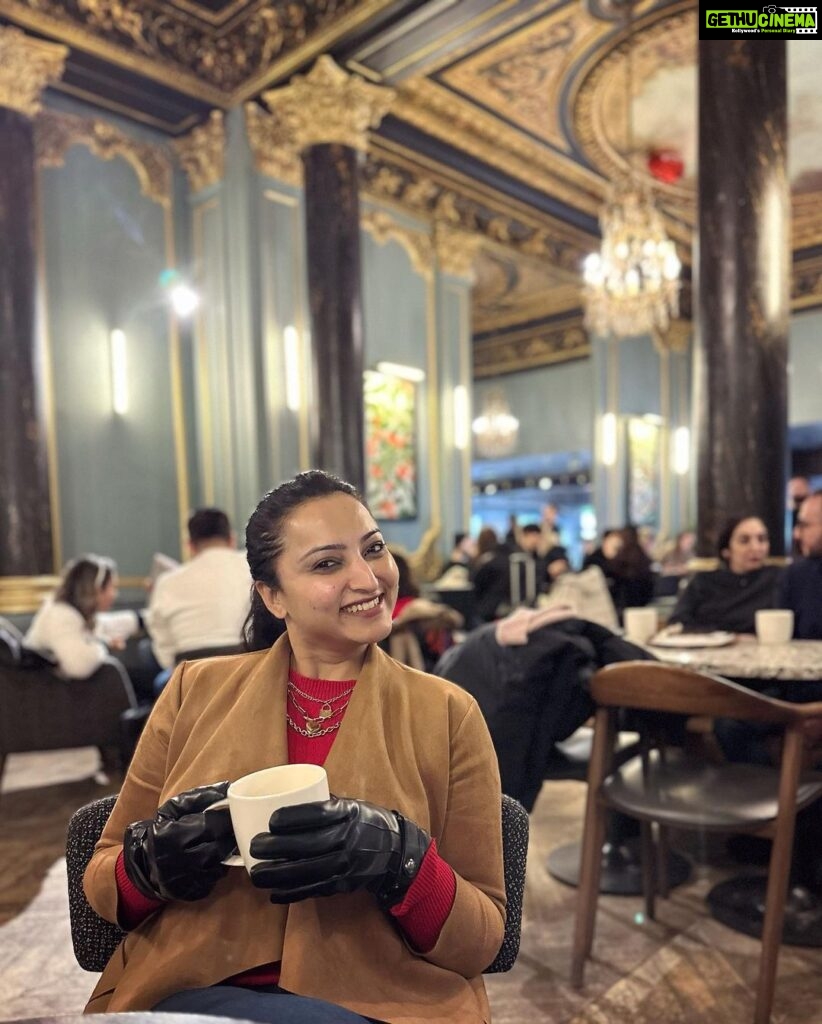 Meghana Gaonkar Instagram - Give me coffee, see me happy. 🤡 Starbucks Opéra Paris