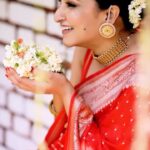 Meghana Gaonkar Instagram - Mallige hoovu is an emotion🤌🥰🌟 ~ Curated by @sankalpa_angadi Photography: @framesbyvikaskakolu Styling: @sahanastylediary Make up & Hair: @makeovers_sudhanatesh Blouse: @srilakshmi_fashion_mangalore … Audio: @namrathaprasadmusic love your vocals 👏👏