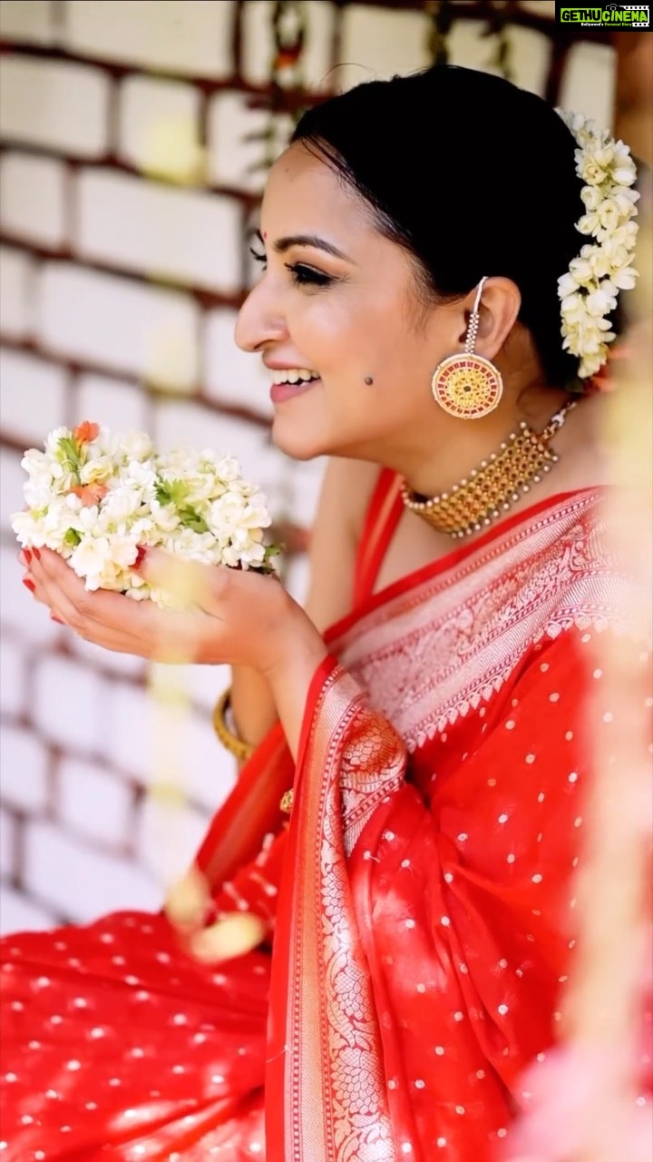 Meghana Gaonkar Instagram - Mallige hoovu is an emotion🤌🥰🌟 ~ Curated by @sankalpa_angadi Photography: @framesbyvikaskakolu Styling: @sahanastylediary Make up & Hair: @makeovers_sudhanatesh Blouse: @srilakshmi_fashion_mangalore … Audio: @namrathaprasadmusic love your vocals 👏👏