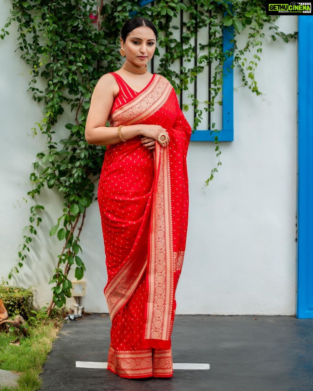 Meghana Gaonkar Instagram - My absolute favourites - Red and sarees. ♥️💫 ~ Curated by @sankalpa_angadi Photography: @framesbyvikaskakolu Styling: @sahanastylediary Make up & Hair: @makeovers_sudhanatesh Blouse: @srilakshmi_fashion_mangalore
