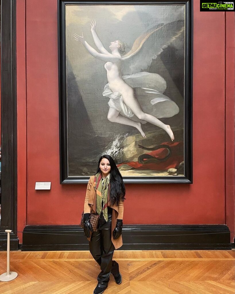 Meghana Gaonkar Instagram - She belongs at a museum only 💁🏻‍♀ Louvre Museum Of Art, Paris