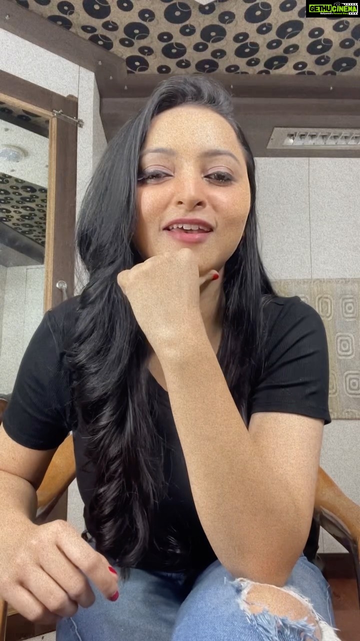 Meghana Gaonkar Instagram - When you get some free time during the shoot! 🎥✨ ~ #VanityVanDiaries #ReelItFeelIt #WickedGames by #MG