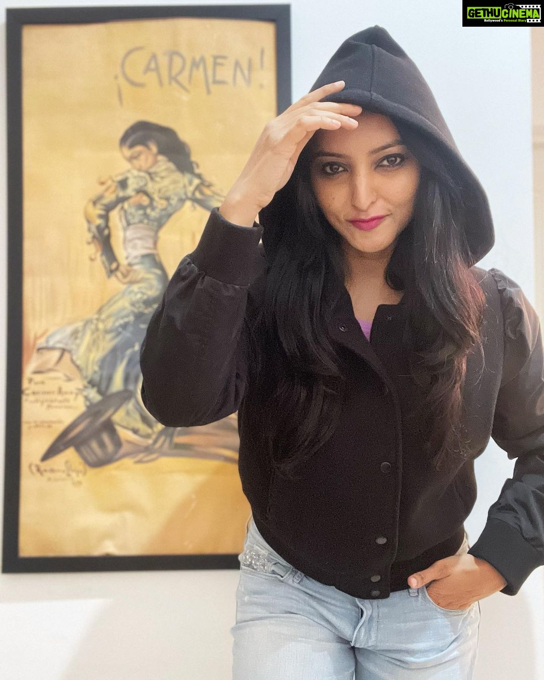 Meghana Gaonkar Instagram - Baby, hoodie season is here. 🤟