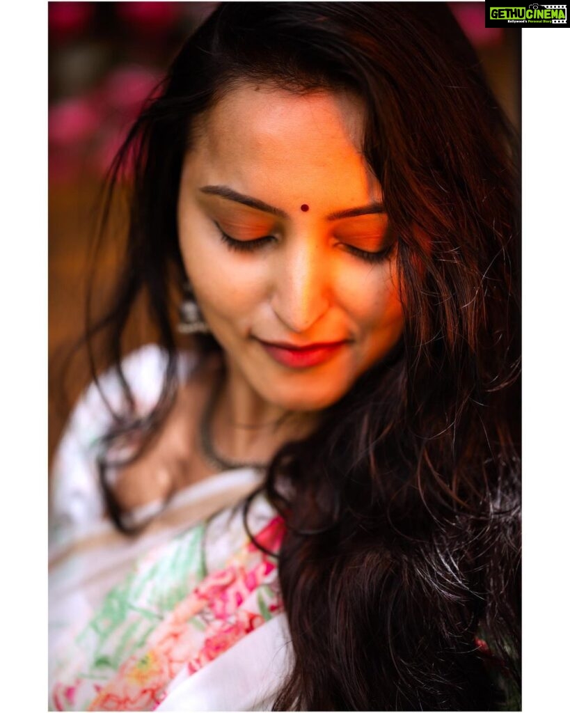 Meghana Gaonkar Instagram - 🌺 ~ For @sankalpa_angadi styled by @sahanastylediary clicked by @framesbyvikaskakolu & make up by @makeovers_sudhanatesh